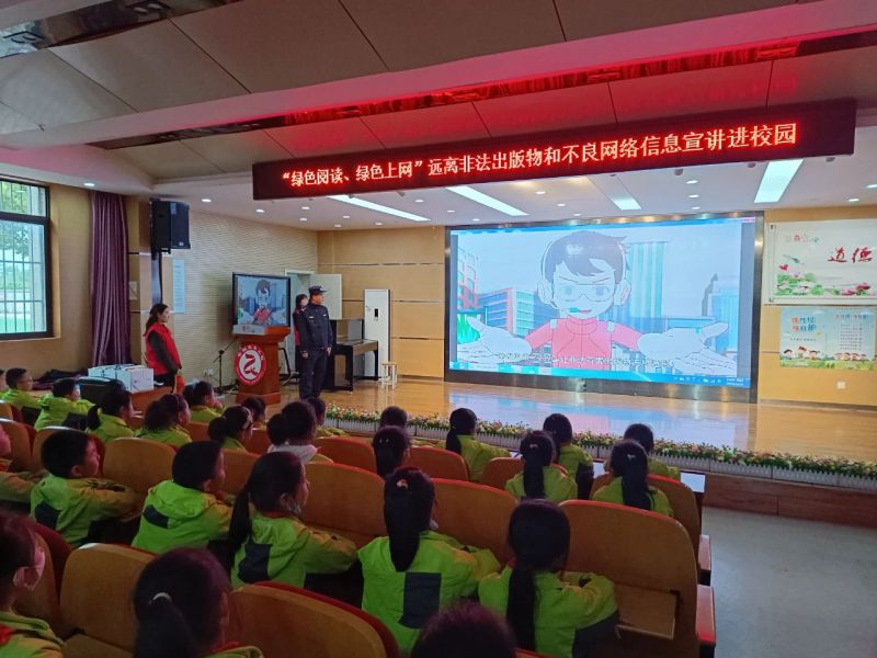 �Ϸ�����ɽС�W�e�С��G�������MУ�@���