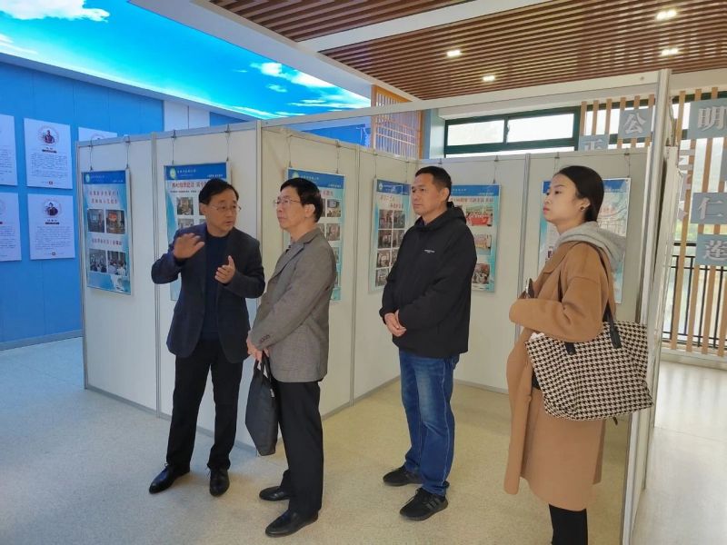 �Ϸ����³�С�W����헶��������� �n������@��ɫ