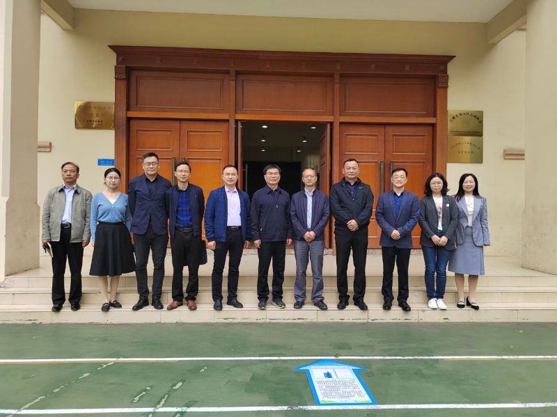 �Ϸ����³�С�Wӭ���мoί�Oί�{�������WУ���O