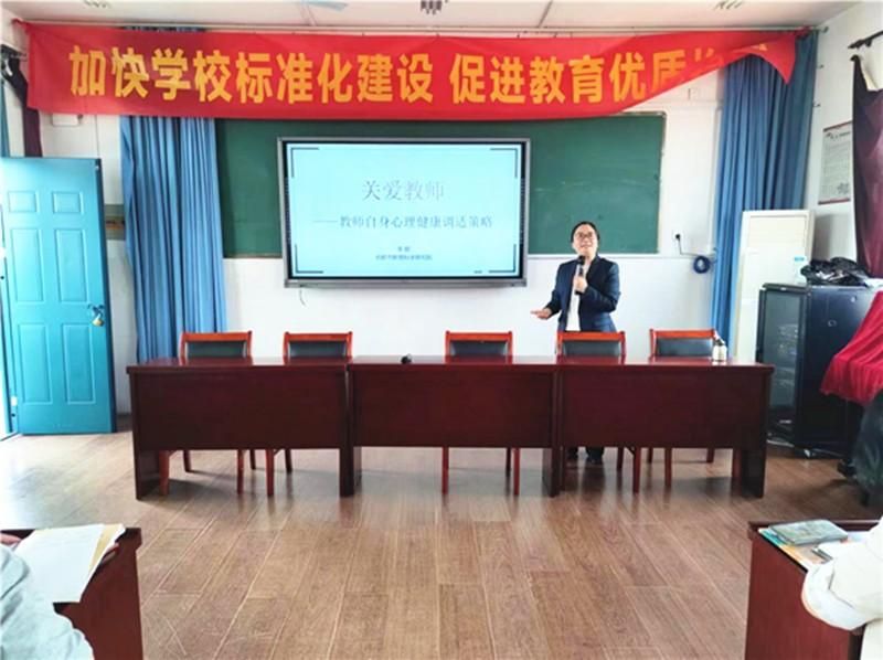 �Ϸ��а��c·����С�W(xu��)����У�e�k�̎������������}�v��