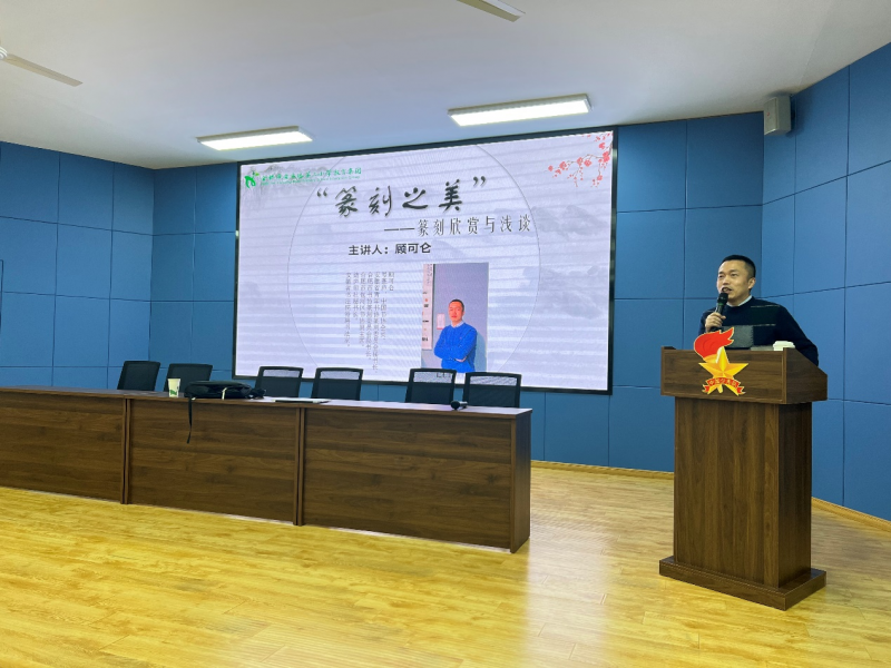 �Ϸ��а��c·����С�W(xu��)����У�^(q��)�_չ��׭��֮������ɫ���л��