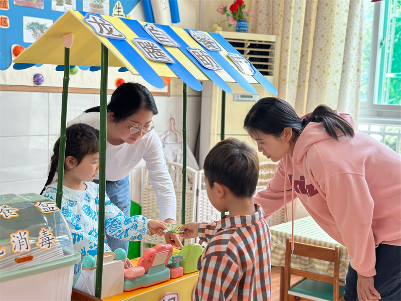 �Ϸ������v�׽̼��F(tu��n)���v�@�^(q��)���ж��M�_չ���л��(d��ng)