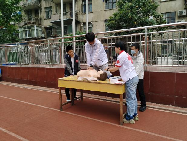 �Ϸʰ�����ɽ��У�e�k5.12�����ĺ��L�U��ɢ����