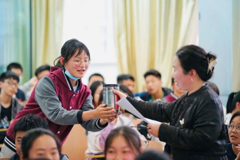 �Ϸʰ�����ɽ��У���ڶ��ð��տ������M(j��n)�Ϸ���С�W(xu��)���͹�����