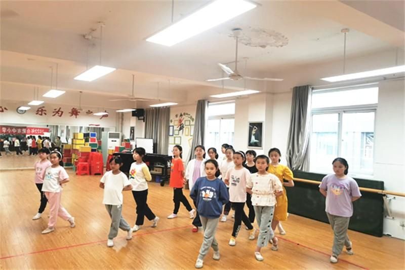 �Ϸ����L��·����С�W���Ļ��@У�^�����ľ`�� ���S÷���h��