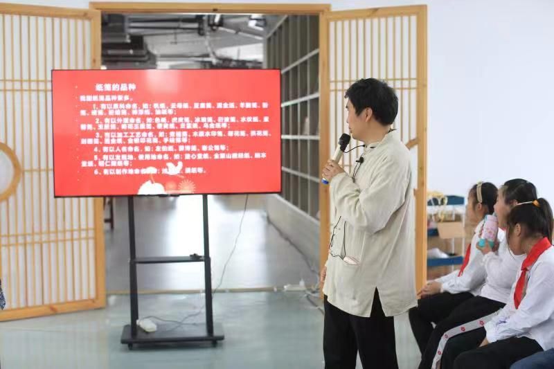 �Ϸ��а��c·����С�W(xu��)����У�^(q��)���꼉(j��)ʮ�q���L(zh��ng)�Yϵ�л��(d��ng)֮��