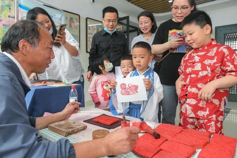 �Ϸ���ֱ�ٙC�P�׃��@�����y(t��ng)�Ļ���ͯ�� �������zչ�L��