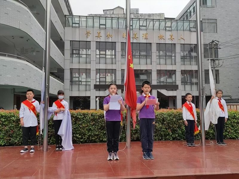 �Ϸ��л���·����С�W�������F�ӻ�У�^��ӭ�g����һ�������ͯ��