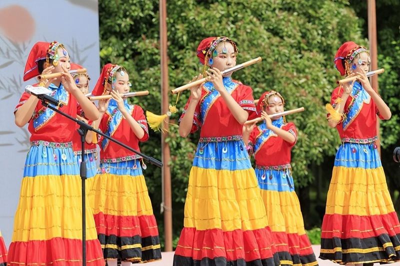 �Ϸ��йų�С�W�_չӭ����һ��ϵ�Бcף���