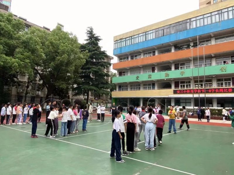 �Ϸ��а��c·����С�W(xu��)�������F(tu��n)����У�^(q��)���w���W(xu��)�ƹ�(ji��)֮�K�ِ����e��