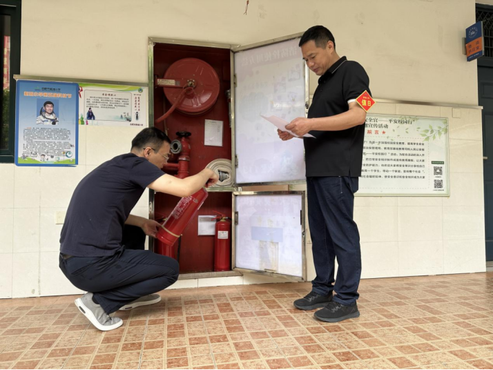 �Ϸ����³�С�W�_չ��У�@��ȫ���a�¡�ϵ�л��