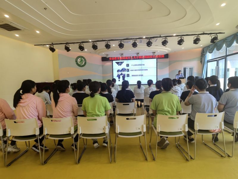 �Ϸ��а��׽������F����֮��ֈ@�_չ���Ƹ�У�L�MУ�@���