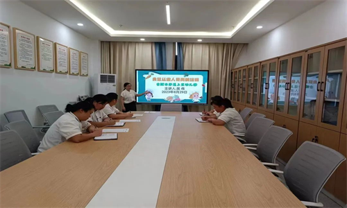 �Ϸ�����Ϫ�����׃��@�e��ʳ�ù����ˆT��ǰ�����Ӗ