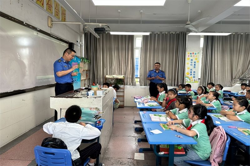 �Ϸ����L��С���Ļ��@У�^�����������֪�� �����h��С�_��