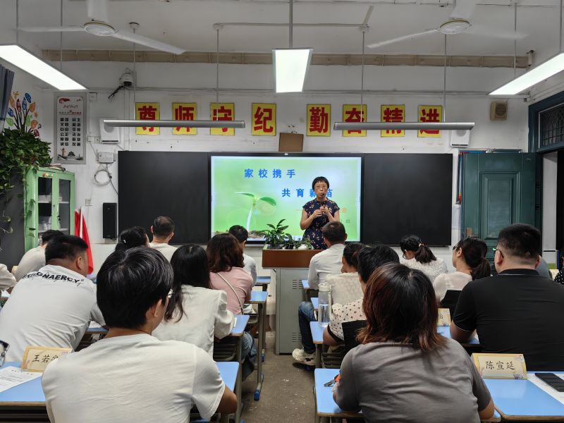 ��У����  �o�����_�������c�и���С�W(xu��)���_һ�꼉(j��)���L(zh��ng)��(hu��)