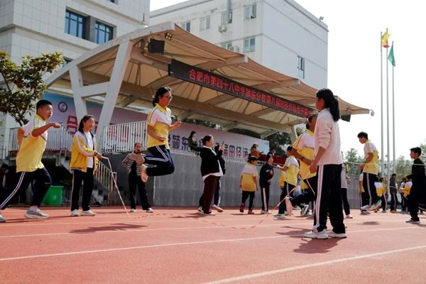 �Ϸ��е���ʮ���ЌW(xu��)�}�|��У�ɹ��e�k�ڰˌ���\�ӕ�