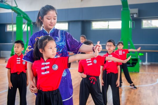 ��R�^(q��)���w���˴��M�W(xu��)У�w���l(f��)չ