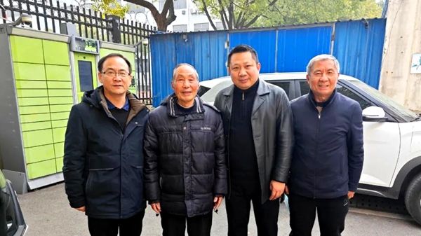 �Ϸʰ��н������F��ɽ��У�������Lο�������Ͻ̎�