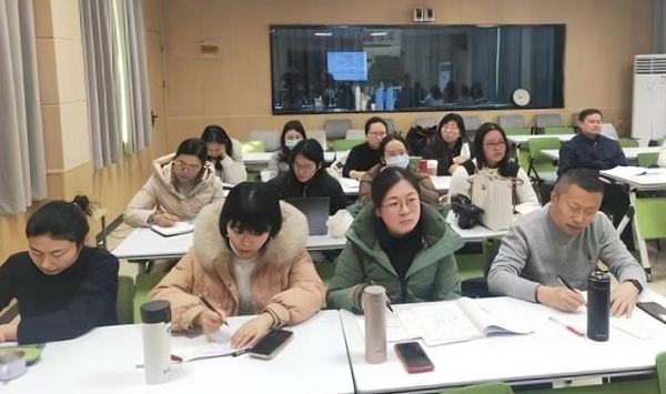 �Ϸ��е���ʮ���ЌW�������F�e�k���꼉һ݆������ӑ��