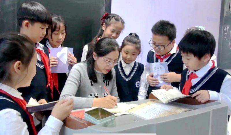 �Ϸʎ�����С�����ںϷ��е�ʮ�ߌá�����xһ���Õ���ϵ�л��(d��ng)�Ы@��(ji��ng)