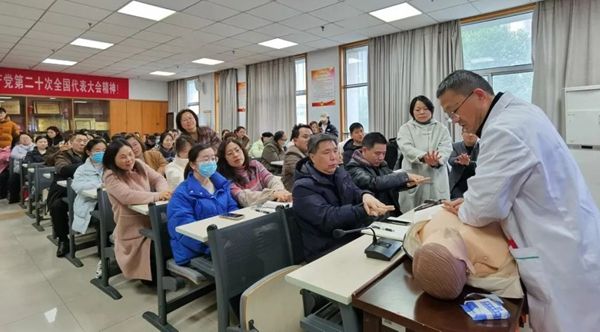 �Ϸ����L(zh��ng)��·�ڶ�С�W(xu��)�ྰ��У�^(q��)�_չ�̎�����֪�R(sh��)�v�����(d��ng)