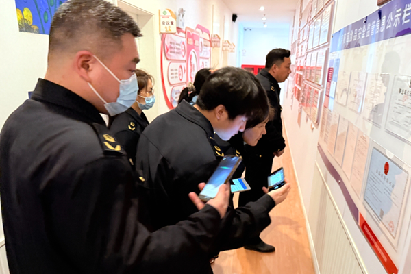 �Ϸ��а��c·�׃��@����֮��ֈ@ӭ��������Ј�(ch��ng)�O(ji��n)���������z��