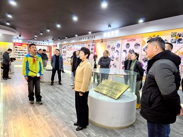 ���c���˴�ί�������һ�и�����С�W�{��