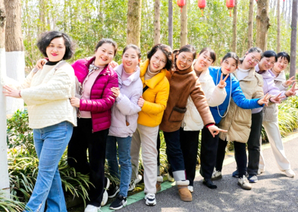 �Ϸ��а��c·�׃��@�������F�_չ�����ˋDŮ�������л��