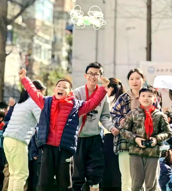 �Ϸ������b��С�W�۴�·У�^�_չ�Ƽ��ܟo�˙C���ջ��