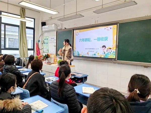 �Ϸ������b��С�W���AͥУ�^�_չ���I���У���