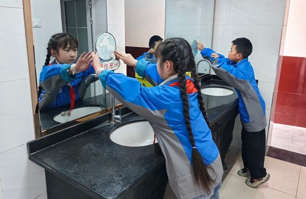 ���c�е�·��һС�W(xu��)������ˮ�ա��Ї�ˮ�����fϧˮ