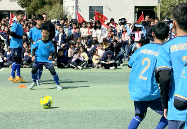 ���b��С�W��ʮ��У�@�����Ļ�ˇ�g�������_Ļ