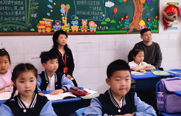 ؟�ζ��W���Ϸ������b��С�W���AͥУ�^�M�Ќ�헶���