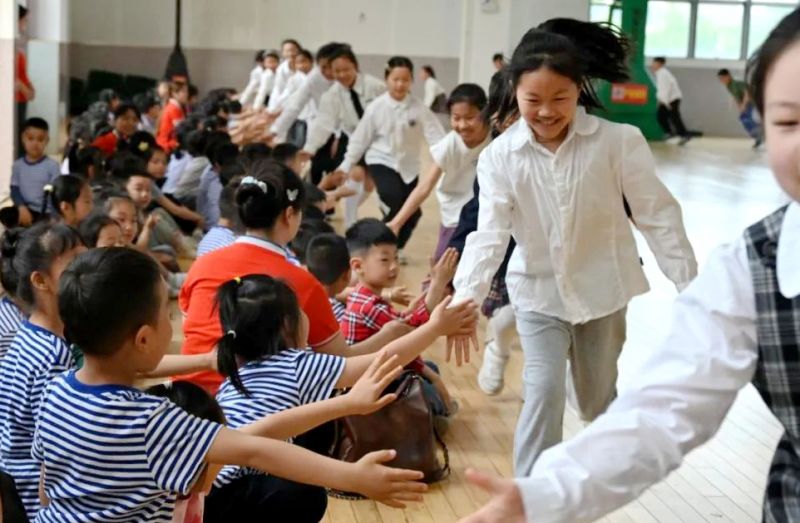 ���c·����С�W(xu��)�`ϪУ�^(q��)�_(k��i)չ��С㕽�У�@�w�(y��n)���(d��ng)