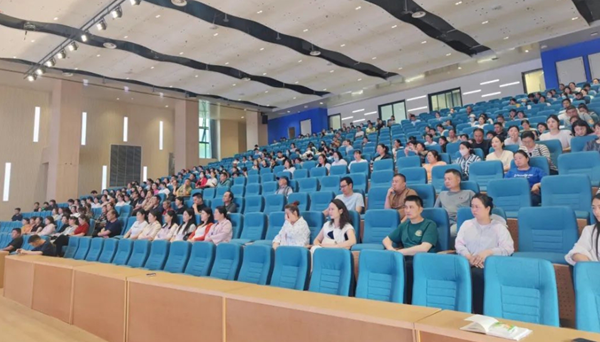 �Ϸ������b��С�W���AͥУ�^�e�k�������衱���L��Ӗ��