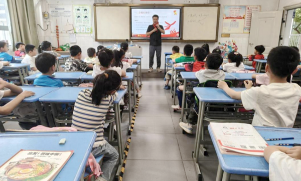 �Ϸ������b��С�W���AͥУ�^�_չһ�꼉�_չ�ǰ�������