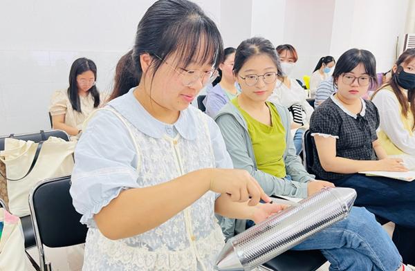 �Ϸ��а��׽������F����Ӗ(x��n)�x�ܣ��������L