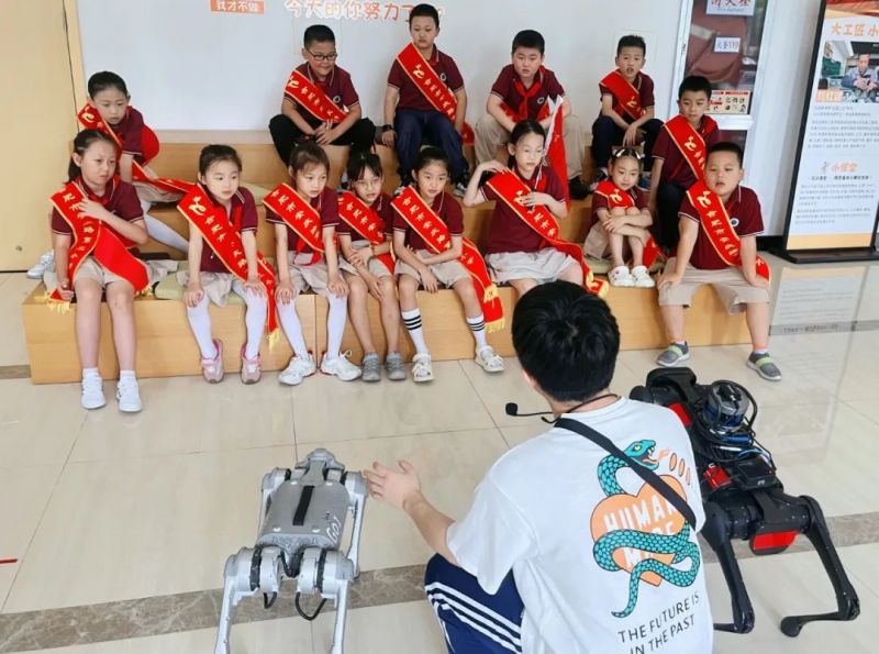 �Ϸ��а��c·����С�W��̽�ؚvʷ��Ԓ���� �w�AI�|��δ��