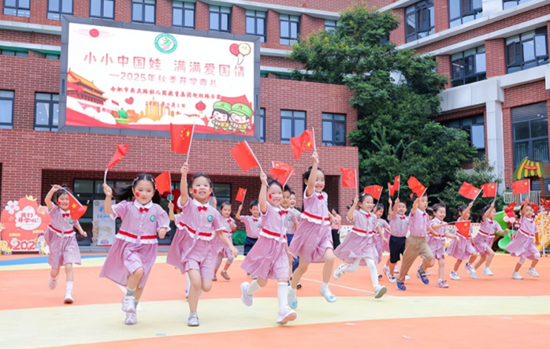 �Ϸ��а��c·�׃��@�������Fӭ��·�ֈ@��СС�Ї��ޣ��M�M�ۇ���