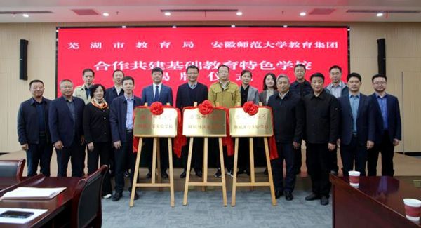 ʏ���н������c������������F(tu��n)�ɹ����s�������A(ch��)������ɫ�W(xu��)У