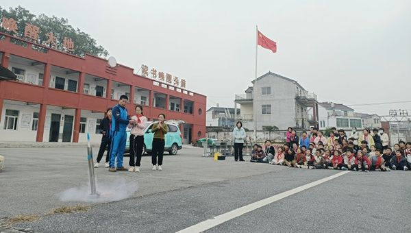 ��ӿh�������С�W(xu��)���պ�������M(j��n)У�@���pУ(li��n)���cȼ���ꡰ�w�����